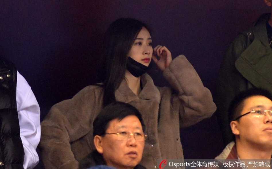 喧嚣的球场看台上，睢冉妻子与丁彦雨航女友仿佛拥有自己的一方小天地，两人相视而笑，画面温馨而美好。