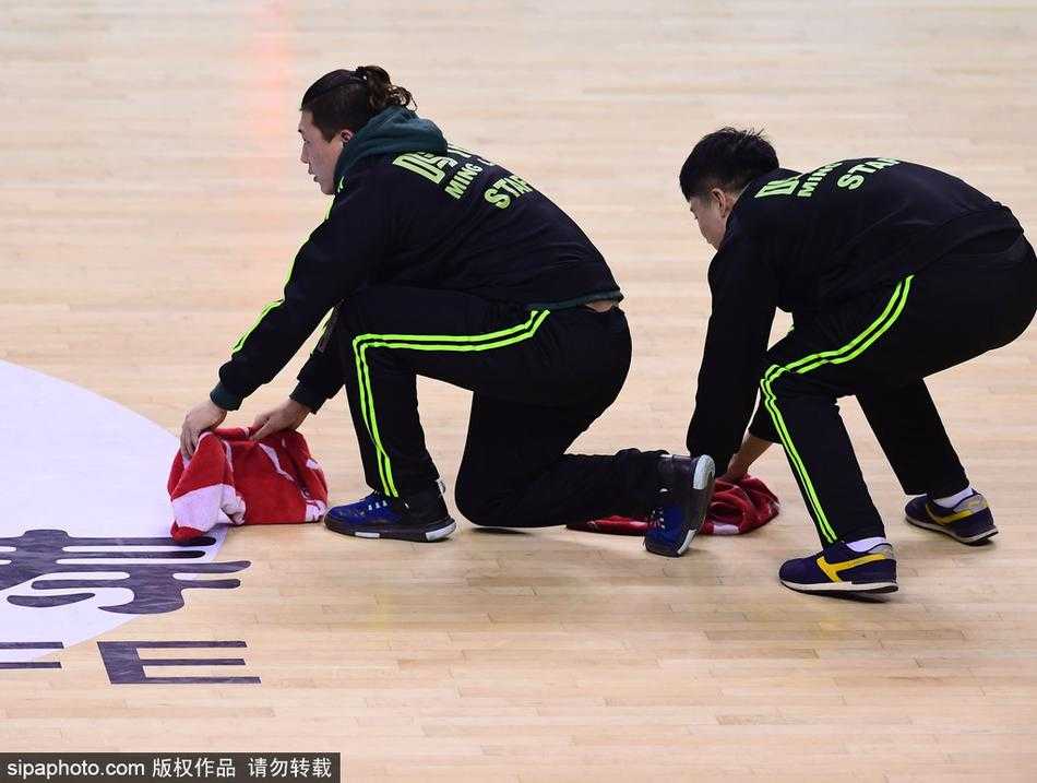 赛场边的“闪电侠”:CBA“地板工”的工匠精神与逆袭人生 辽宁主场对阵广东比赛中,球员们暂停间隙大汗淋漓,而身穿黄马甲的场地志愿者抓住时机迅速清理地面汗水