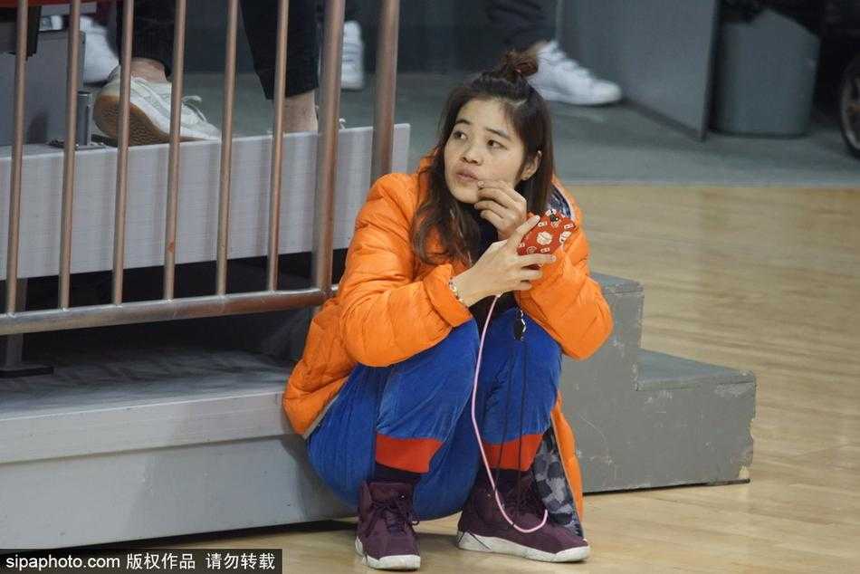 赛场边的别样风景线:记录WCBA的瞬间闪光 美女裁判正在运球跑动转换位置,她的眼神依旧紧盯着场上球员的动向,运动中的抓拍更显得动感十足,展现了女性在体育竞技执法中的独特魅力。