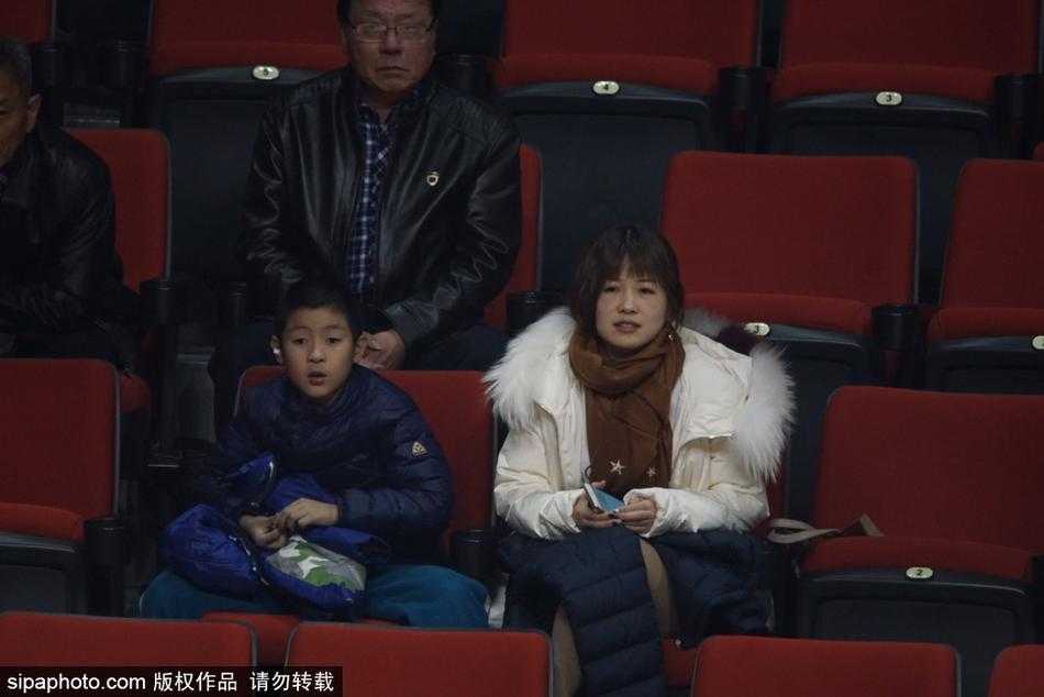 赛场边的别样风景线:记录WCBA的瞬间闪光 看台上的美女观众不经意间成为了镜头的焦点,她戴着标志性的圆框眼镜,面庞清秀,在略显昏暗的观众席中显得格外醒目,眼神中流露出对比赛的专注与好奇。