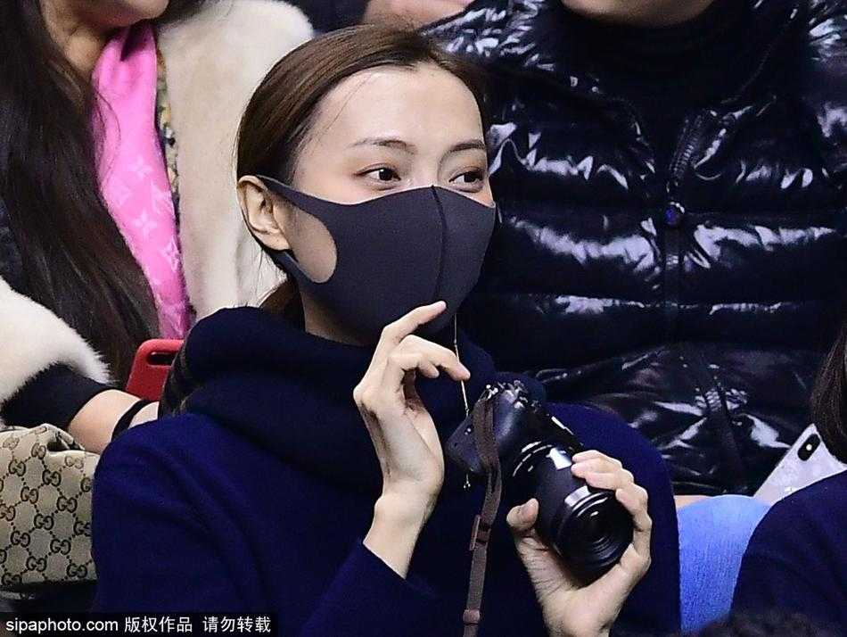 比赛间隙，李晓旭坐在场边休息，汗水浸透了球衣，他转头看向场边的某个方向，目光温柔