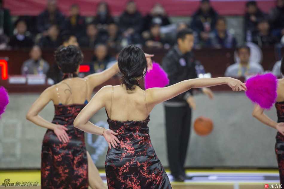 赛场边的热舞精灵:拉拉队宝贝与美女DJ点燃全场 拉拉队员排成纵队,高踢腿动作整齐划一,金色花球在灯光下闪耀,笑容比阳光还灿烂。