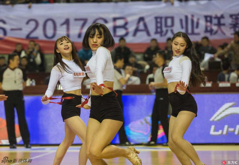 赛场边的热舞精灵:拉拉队宝贝与美女DJ点燃全场 特写一位拉拉宝贝手持花球,眼神自信而清澈,嘴角上扬露出甜美微笑,洋溢着青春特有的朝气。