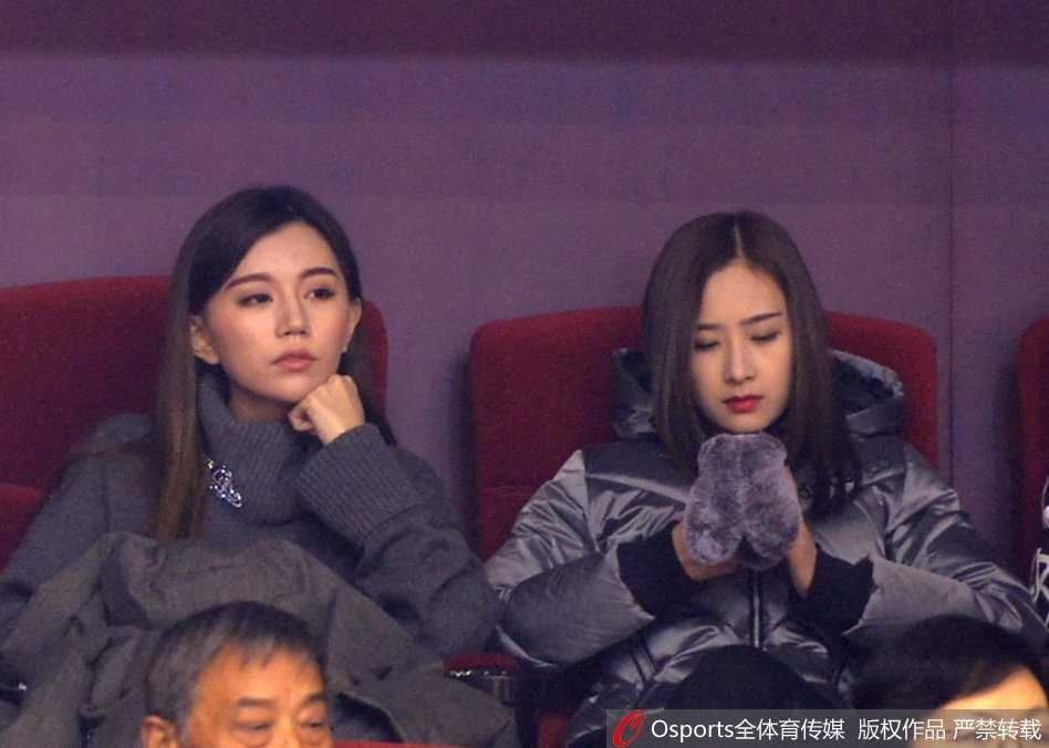 赛场边的焦点:丁彦雨航女友观战神情紧绷,见证山东主场大捷 终场哨响,山东队大胜,她起身望向场内,脸上紧绷的神情终于放松,取而代之的是一种如释重负的淡然与平静,默默为心中的英雄喝彩。