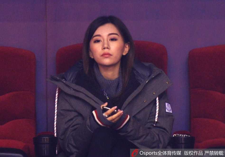 赛场边的焦点:丁彦雨航女友观战神情紧绷,见证山东主场大捷 随着比赛进行,她时而轻咬手指,眼神中流露出一丝不易察觉的担忧,仿佛场上每一次激烈的身体对抗,都让她感同身受。