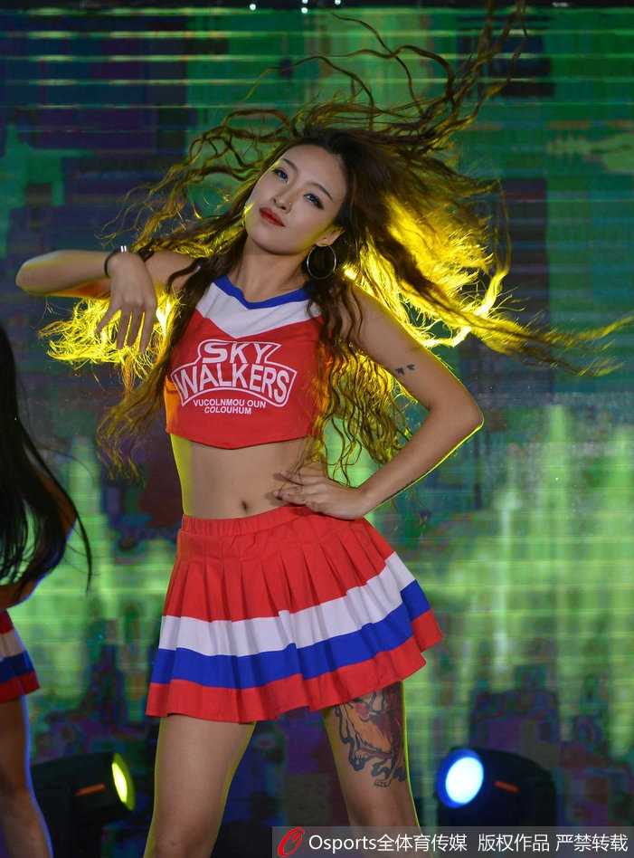 镜头拉近，一位长发飘飘的篮球宝贝正自信微笑，她手中的花球随着有力的动作上下翻飞，飞扬的发丝和灵动双眸定格了青春最美的模样。