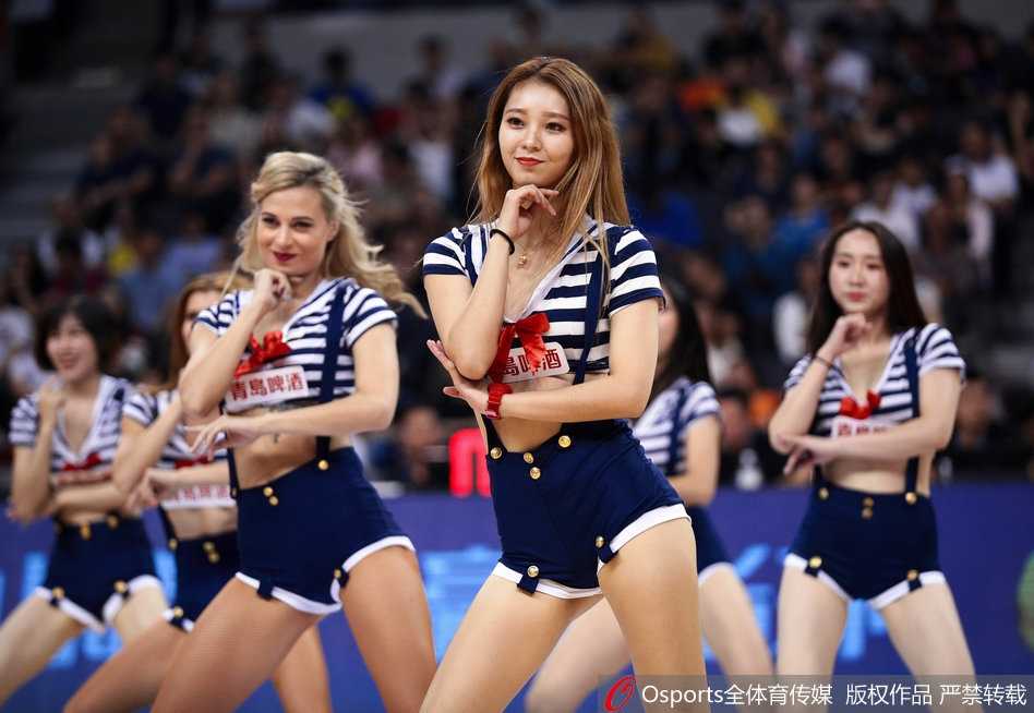 赛场边的秘密花园:探秘啦啦宝贝那抹不为人知的灵动印记 聚光灯下,一位啦啦队员回眸浅笑,腰间肌肤若隐若现,一抹精致的纹身如灵蛇般探出头来,诉说着她狂野又内敛的青春秘密。