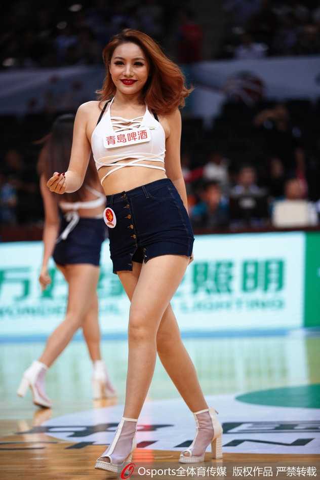 赛场边的精灵:CBA啦啦队如何用舞姿点燃篮球之夜 手持闪耀花球的她侧身而立,精致的妆容与专注的神情,仿佛在这一刻,整个赛场都因她的存在而变得更加绚烂。