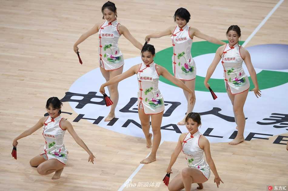 赛场边的绚丽风景线:探营浙江稠州银行男篮的啦啦宝贝 镜头定格在一位啦啦队员的特写上,精致的妆容下是她专注而投入的眼神,即使只是一个短暂的暂停时刻,她也力求将最完美的表情管理呈现给观众。