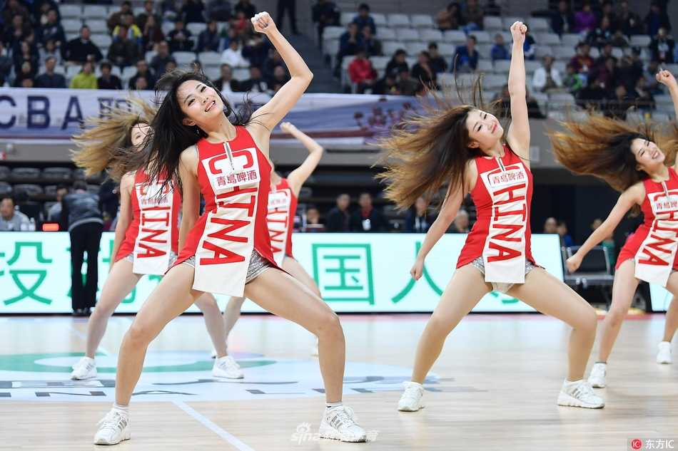 赛场边的绚丽风景线:探营浙江稠州银行男篮的啦啦宝贝 在蓝色灯光的映衬下,一名队员正完成一个舒展的舞蹈动作,身姿挺拔修长,宛如球场边盛开的一朵蓝色玫瑰,充满力与美的张力。