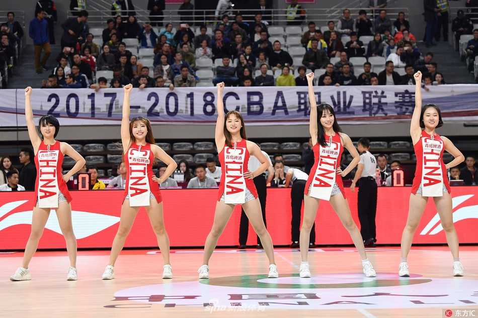 赛场边的绚丽风景线:探营浙江稠州银行男篮的啦啦宝贝 表演结束后,一位队员在场边低头整理服装,汗水打湿了她的发丝,但背影依旧挺拔,仿佛在默默诉说着光鲜背后不为人知的坚持与付出。