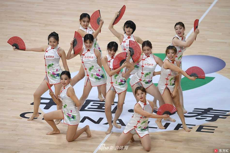 赛场边的绚丽风景线:探营浙江稠州银行男篮的啦啦宝贝 在更衣室的简易化妆台前,几名队员挤在镜子前补妆,虽然空间狭小,但她们脸上依然洋溢着青春欢快的笑容,空气中弥漫着友爱的气息。