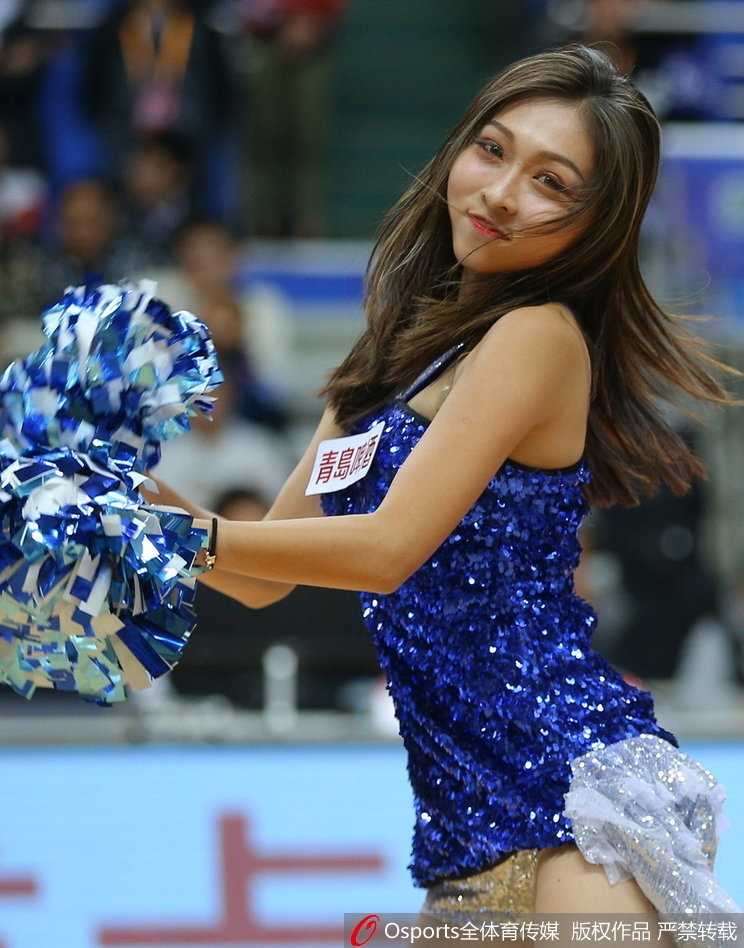 一位啦啦队员在休息间隙对着镜头展露俏皮可爱的笑容，清澈的眼神和甜美的气质瞬间治愈了赛场的紧张气氛。