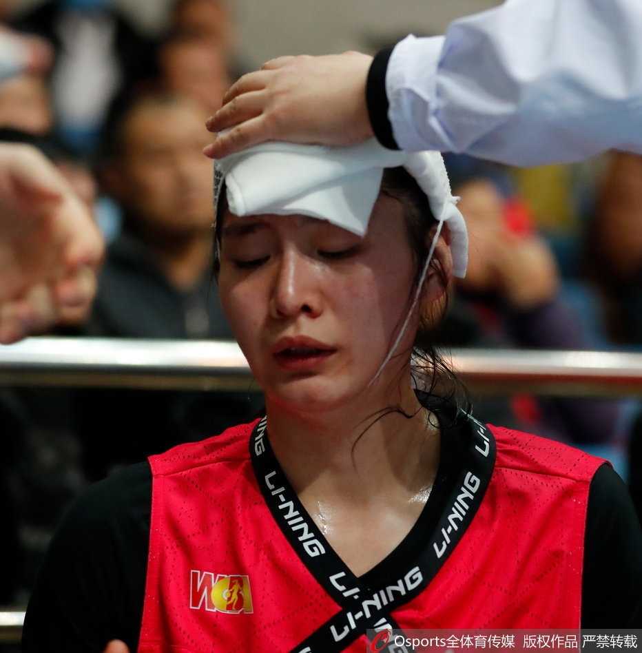 山西队前锋郭子瑄在拼抢中遭遇重创，瞬间血流如注，白色球衣上沾染了斑驳血迹，场面令人揪心。