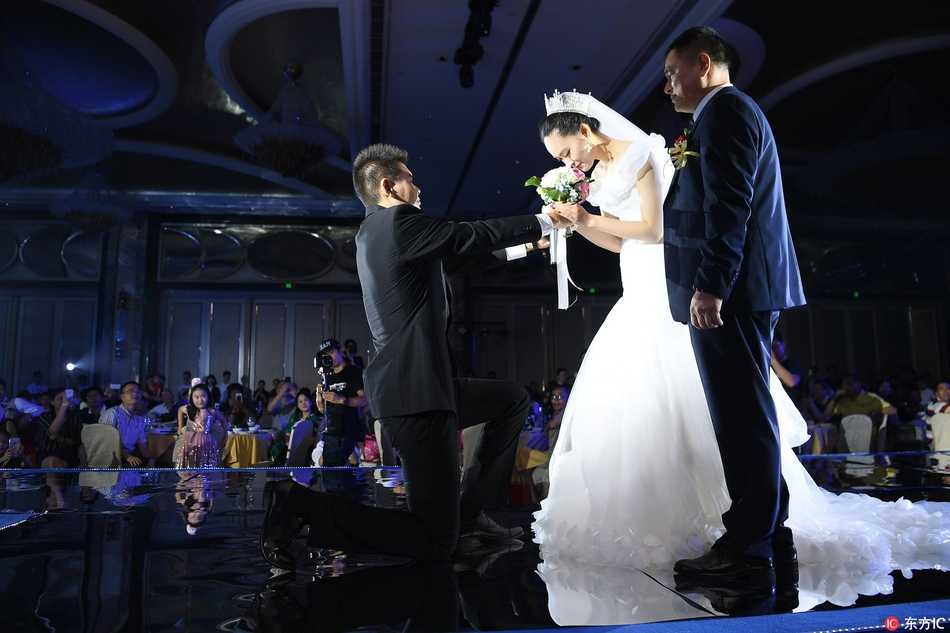 助教王博微笑着将广厦队球衣赠予赵大鹏，球衣象征着球队永远是他坚强的后盾