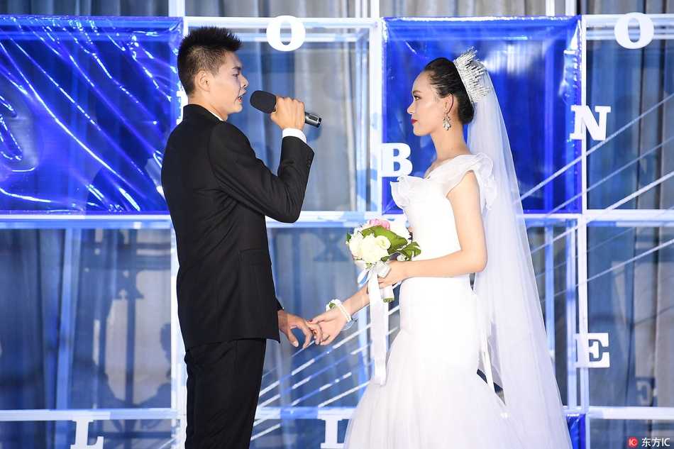 赵大鹏单膝跪地深情相拥新娘，周围满是鼓掌祝福的亲朋好友，温馨气氛弥漫全场