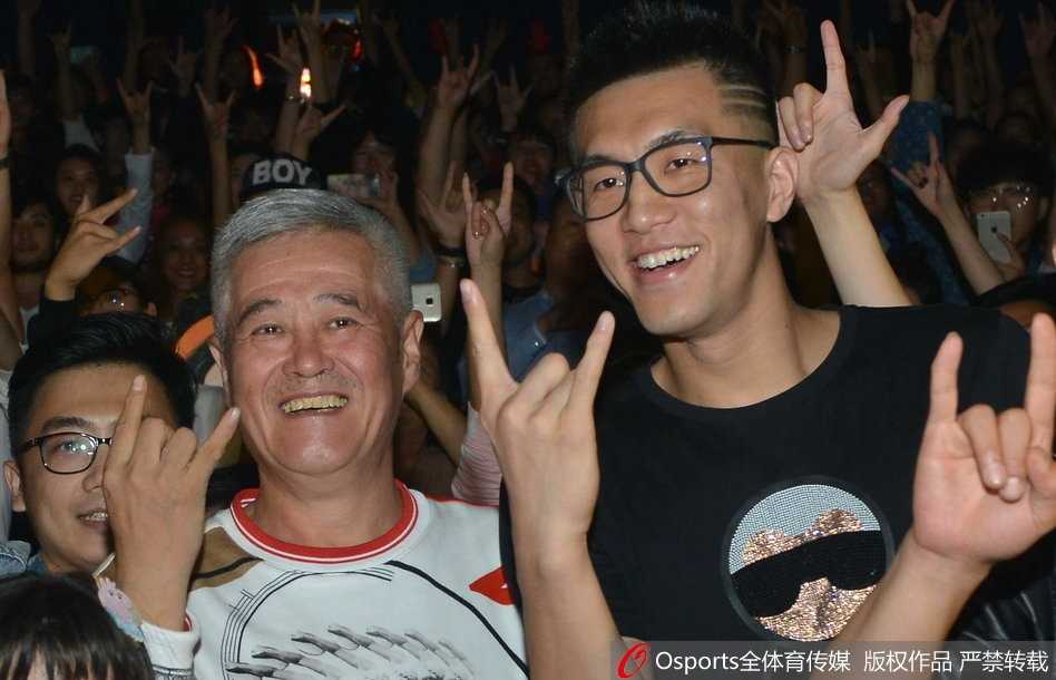 篮球明星郭艾伦与歌手吴莫愁在首映礼后台合影，郭艾伦比出摇滚手势，表情搞怪