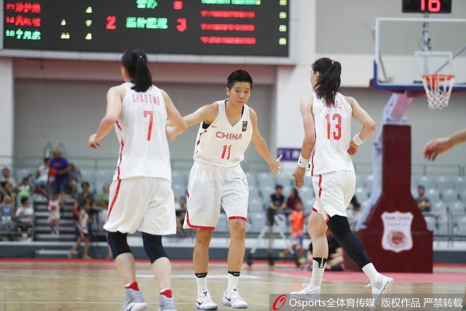 黄思静强硬打进关键一球后，激动地与队友击掌庆祝，斗志昂扬。