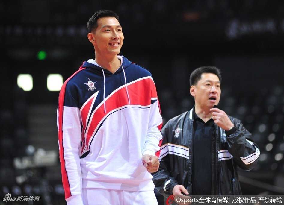 训练间歇的赵睿单手叉腰站在场边，嘴角上扬露出标志性的坏笑，眼神里透着一股不服输又古灵精怪的劲儿。