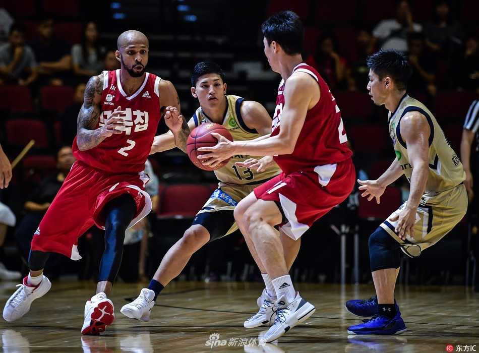 琉球黄金帝王核心后卫岸本隆一持球组织进攻，他压低重心，用灵活的运球试图撕开高阳猎户座的防线。