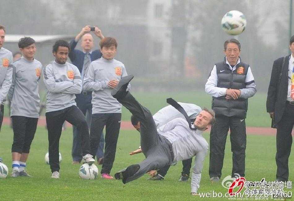 跌倒不败继续前行,他们诠释了体坛勇士的别样风采 一位短跑选手在跨栏时失去平衡,身体倾斜,即将与栏架一同倒下,定格了赛场意外发生的惊险瞬间