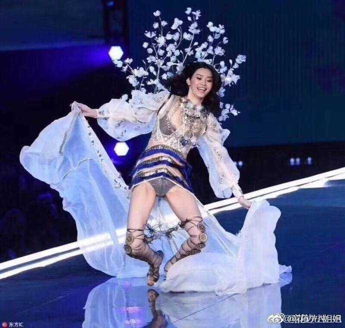 跌倒不败继续前行,他们诠释了体坛勇士的别样风采 身披轻盈薄纱的奚梦瑶在闪耀的维密舞台上不慎被裙摆绊倒,双膝触地,一瞬间的错愕写在脸上