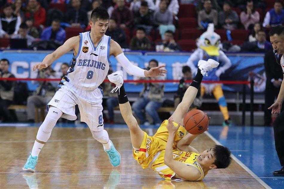 跌倒不败继续前行,他们诠释了体坛勇士的别样风采 另一位运动员在赛场上不慎摔倒,身体重重砸在跑道上,他扭头望向身后,眼神中满是错愕与不甘