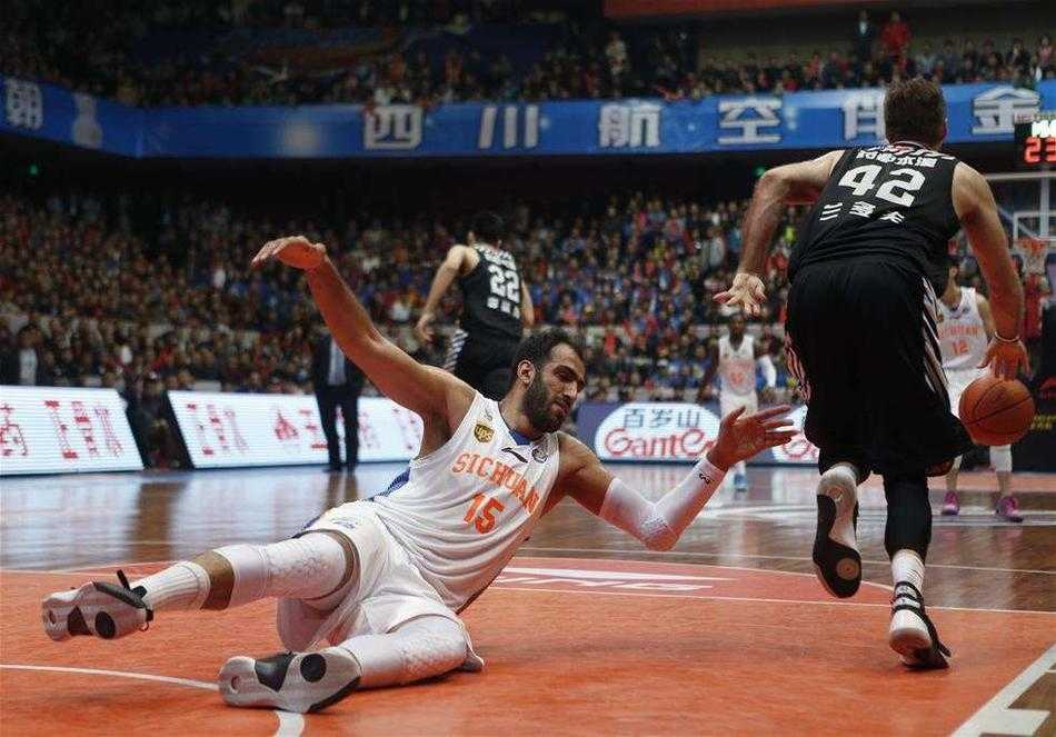 跌倒不败继续前行,他们诠释了体坛勇士的别样风采 一名运动员在比赛中被对手撞倒,整个人飞了出去,但他在落地瞬间仍试图用手支撑,眼神紧盯前方