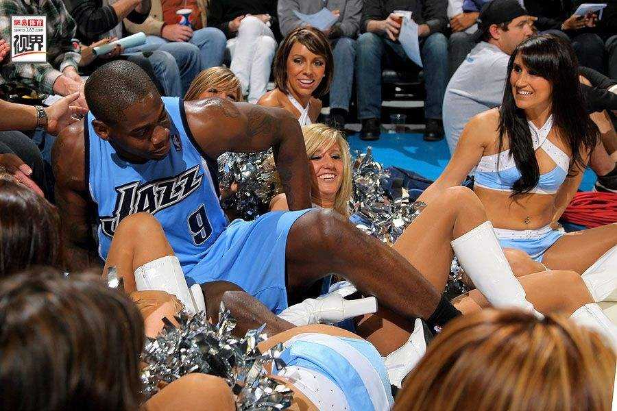 跌倒不败继续前行,他们诠释了体坛勇士的别样风采 一位自行车选手在高速骑行中意外翻车,连人带车在地上滑行,场面惊险,但他仍试图扶起战车继续比赛