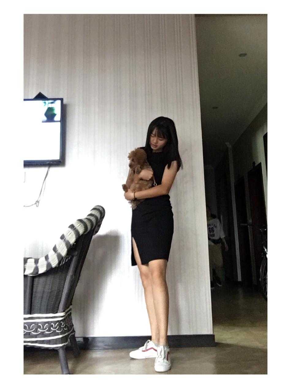 库里单手持球凝视前方，球衣随动作飘起，仿佛下一秒就要穿越防线完成一次华丽的进攻