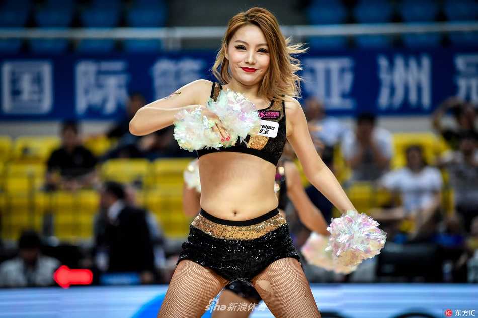 动感节拍中，篮球宝贝们排成队列活力四射，修长美腿搭配迷你短裙格外吸睛