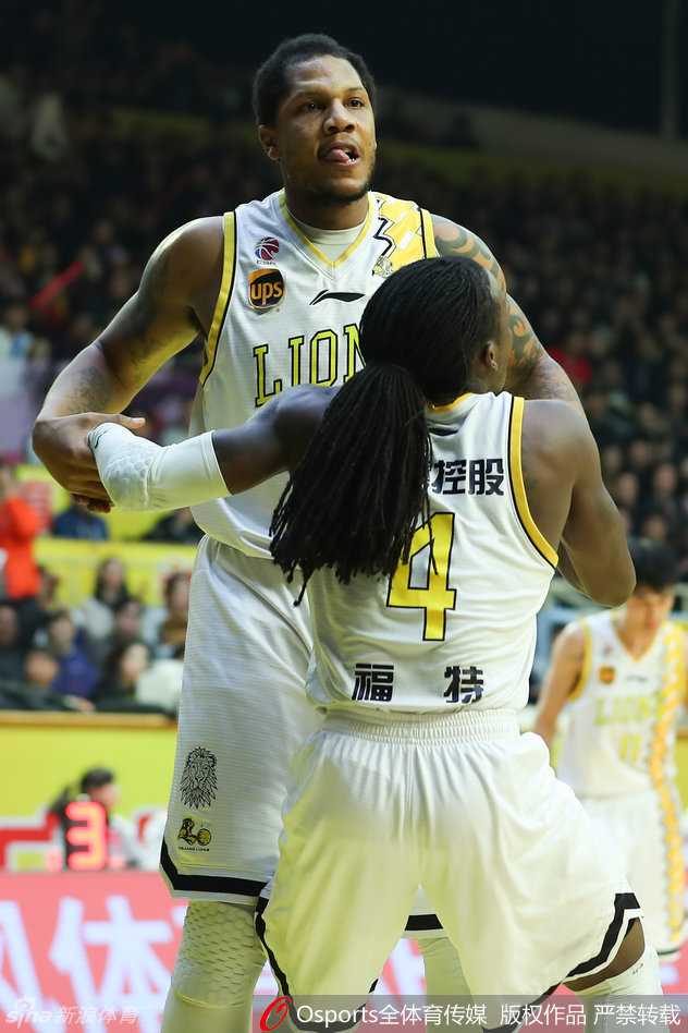 韩德君张开双臂在内线筑起铜墙铁壁，面对来犯之敌，他用一记遮天蔽日的封盖终结了对手的进攻企图。