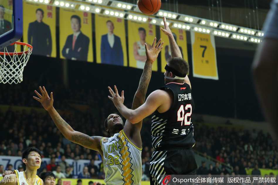 郭艾伦陷入广厦队的重重包围，面对多人合围仍奋力护球，眼中透出不屈的斗志。