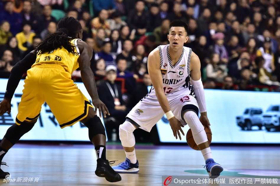 巴斯篮下强起完成势大力沉的单手劈扣，展现其出色的爆发力和对抗