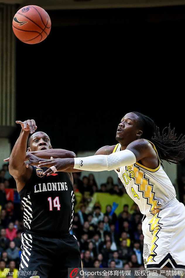 福特森在人群中穿梭，小手一抖送出精妙助攻，灵巧的身姿与辽宁队的巨塔们形成鲜明对比。