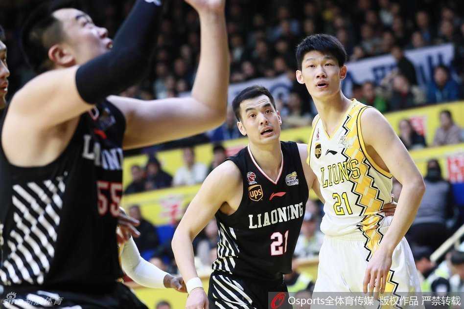 郭艾伦面对防守沉着重心，眼神锐利如刀，正在寻觅着对手防线最细微的裂缝。