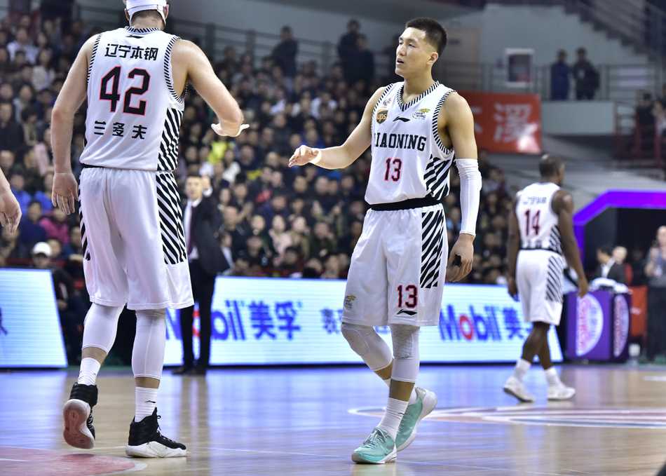 辽宁队外援兰多夫在内线凭借强壮的身体卡住有利位置，为争抢篮板球做好准备。