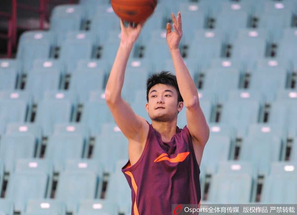 镜头拉远，巴斯在辽宁队的训练中显得游刃有余，宽阔的背影承载着球队内线的希望。