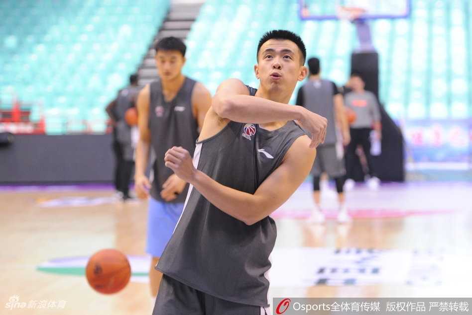 镜头捕捉到郭艾伦搞怪瞬间，他单手撑地，眼神却飘向别处，嘴里似乎还在念念有词，萌态可掬。