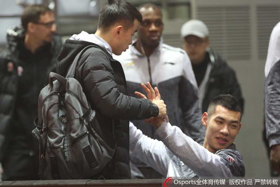 赵继伟遭遇李晓旭和钟诚双人合围，他压低重心护球，两人手臂完全封死传球路线，对抗强度堪比实战