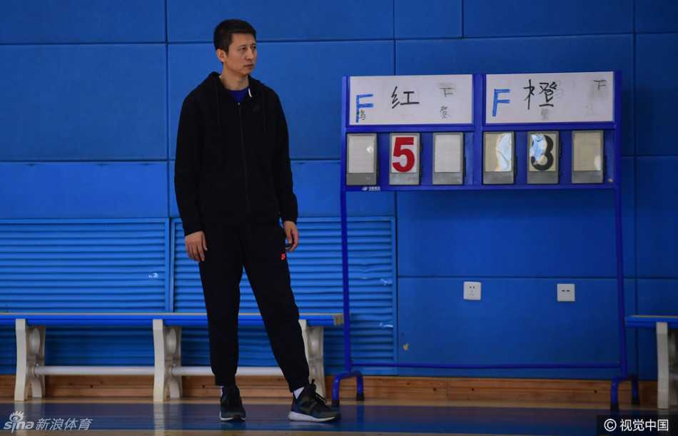 哈德森在训练中出手三分，皮球在空中划出一道优美的弧线，他微微扬起的嘴角显示出极佳的投篮手感。