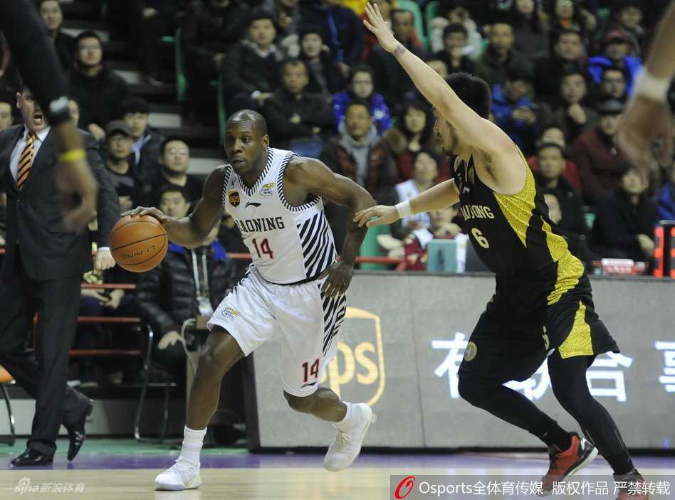 哈德森面对双人包夹毫无惧色，巧妙护球寻找传球空当