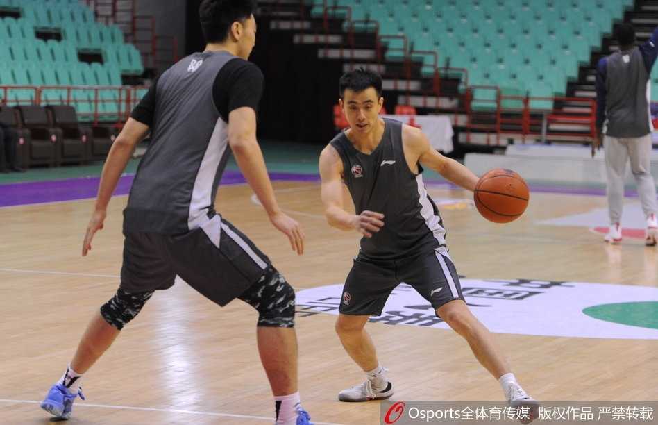 巴斯的儿子坐在场边的大篮球上，小手紧紧抓住球边，模样乖巧