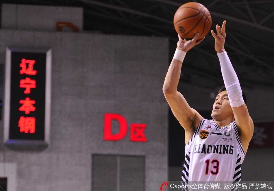 辽宁衡润主场狂胜天津荣钢,七人得分上双送对手十连败 巴斯如泰山压顶般在天津队内线完成单手劈扣,对手的防守在他面前形同虚设,篮筐也因他的暴力美学而颤抖。