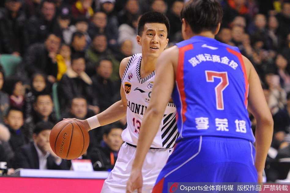 辽宁衡润主场狂胜天津荣钢,七人得分上双送对手十连败 韩德君利用他庞大的身躯在禁区卡住位置,轻松摘下前场篮板,随后二次进攻得手,展现了CBA顶级内线的绝对统治力。