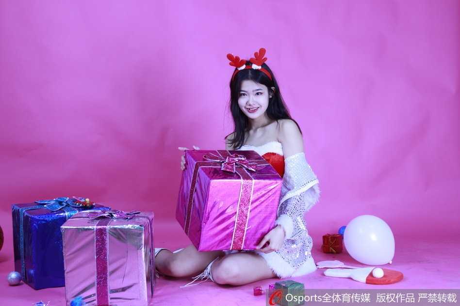 辽宁飞豹啦啦队成员集体亮相，她们整齐地摆出俏皮的舞蹈手势，红白配色服装在镜头下显得格外亮眼，充满青春气息。