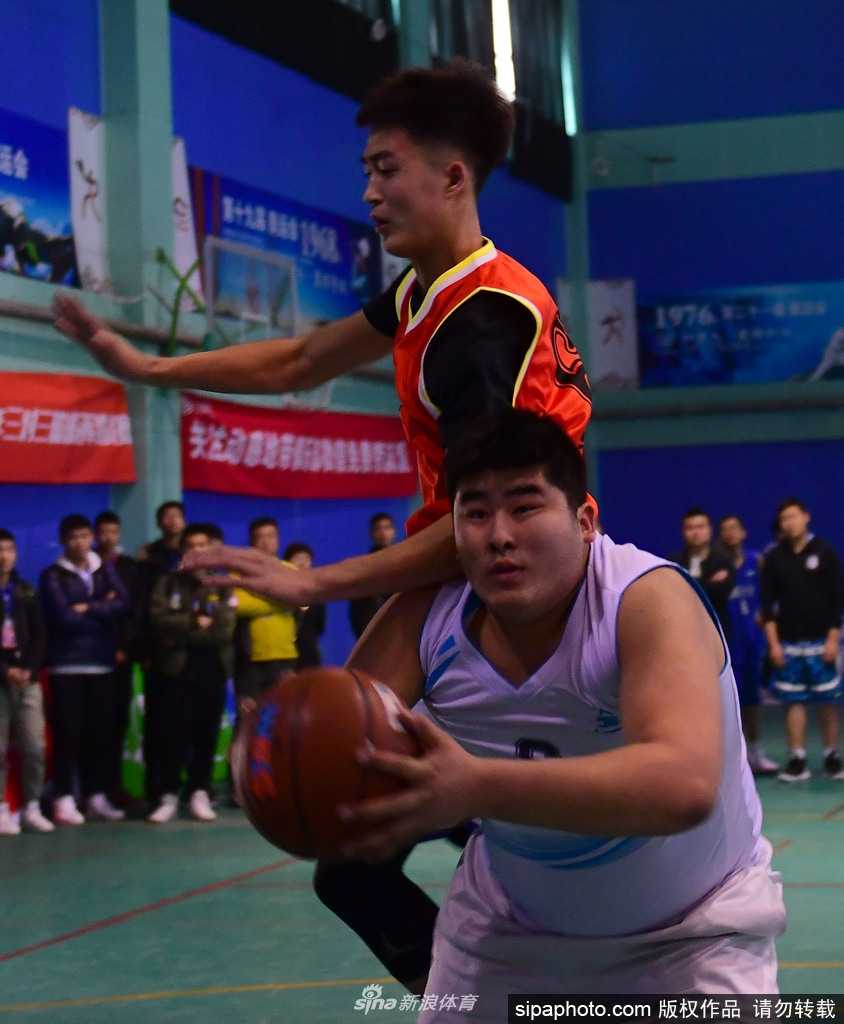 身着白色球衣的球员在三人篮球的攻防转换中全力冲刺，身后的对手紧追不舍，静态的画面仿佛能让人听到球鞋摩擦地板的急促声响。