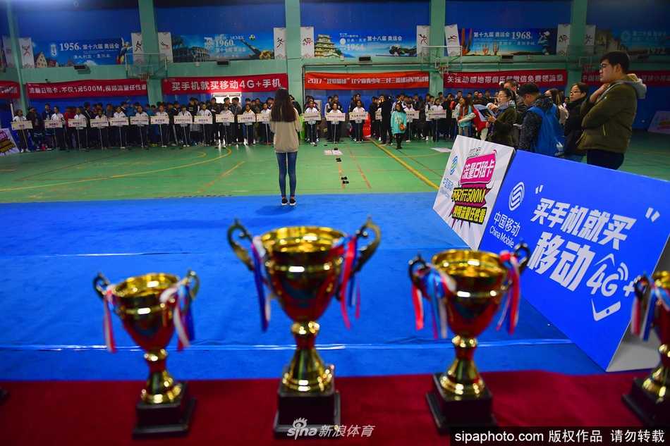 开幕式上，一面巨大的红色大鼓格外醒目，小球员们奋力击鼓，隆隆鼓声如同战歌，为即将到来的激烈比拼奏响了序曲。