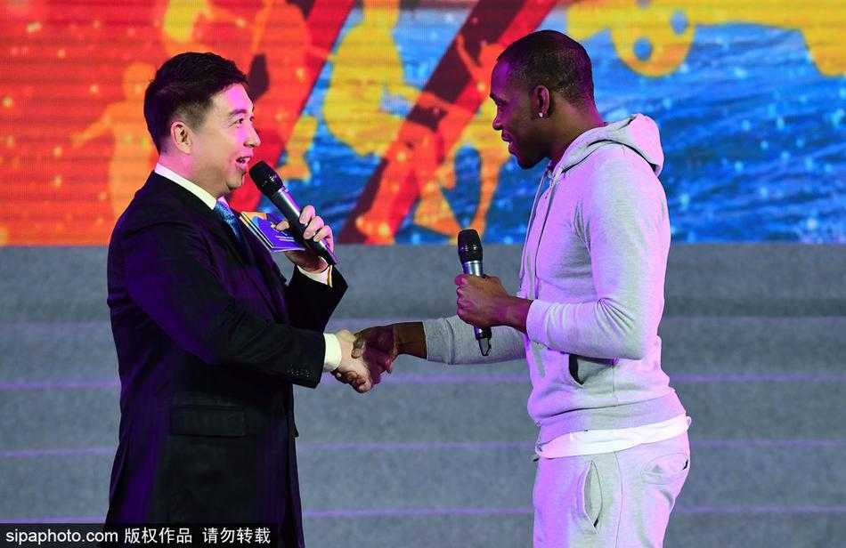 辽沈群星闪耀时 哈德森郭士强肇俊哲助阵沈阳运动汇 肇俊哲专注地看向远方,作为辽足的代表人物,他在运动汇现场传递着坚韧不拔的足球精神