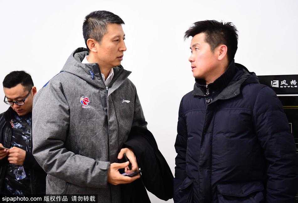 辽沈群星闪耀时 哈德森郭士强肇俊哲助阵沈阳运动汇 辽宁男篮主教练郭士强面带微笑鼓掌,为参加市民运动会表演的小运动员们送上鼓励与认可